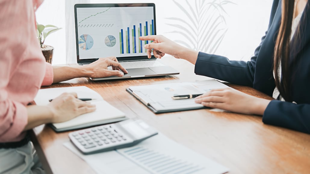 B2B Appointment Setting Stats for Accounting Companies accountants looking at data on a computer